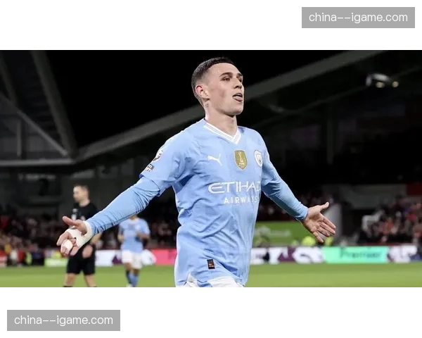 镜头：伊蒂哈德球场，小球迷高举“欢迎回家，菲尔·福登”标语