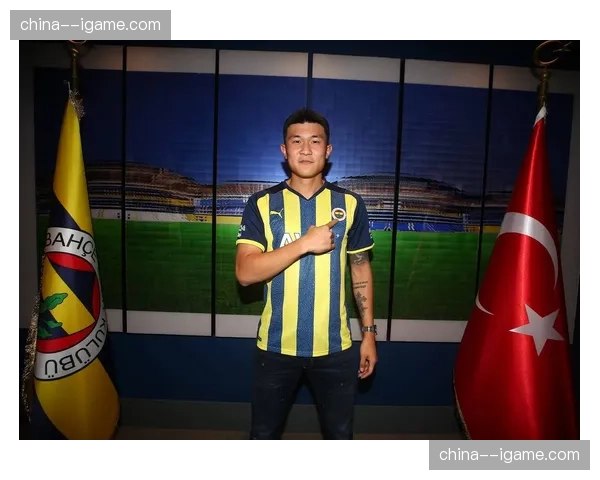 前韩国国脚金玟哉重返中国，以自由身加盟长春亚泰，补强后防线。