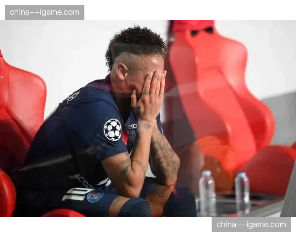 比赛第90分钟，看台上一位科隆小球迷掩面哭泣